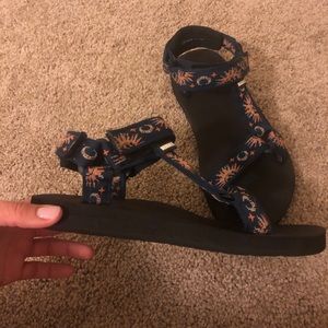 Adorable and super comfy sandals